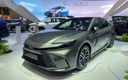 Toyota Camry 2025 ra mắt Việt Nam: Giá cao nhất 1,53 tỷ, có cả xăng và hybrid, đắt nhưng vẫn không sợ Mazda6, Accord