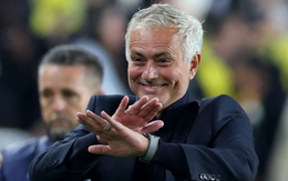 Nhận thẻ đỏ, Mourinho mỉa mai trọng tài 'giỏi nhất thế giới'