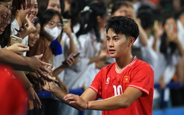 Cảnh tượng "lạ kỳ" vây quanh dàn sao tuyển trẻ Việt Nam và mối lo cho AFF Cup của HLV Kim Sang-sik