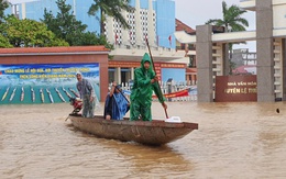 Hàng loạt trụ sở, trường học ở Quảng Bình chìm trong biển nước