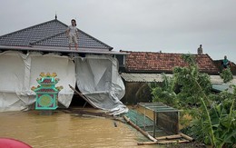 Nước lũ vây tứ phía, người dân Quảng Bình đứng trên nóc nhà nhận hàng cứu trợ