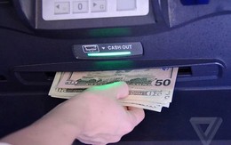 Chở cả túi tiền đến ATM gửi vào tài khoản, người đàn ông bị cảnh sát bắt ngay lập tức!