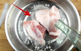 Ngâm thịt vào nước để rã đông có tốt cho sức khỏe? Rất nhiều người đang làm sai bước này