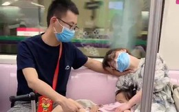 Khoảnh khắc đáng ghen tỵ trên tàu điện ngầm: Đây chính là một trong những biểu hiện của người cha lý tưởng