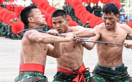 Mãn nhãn xem lính đặc công dùng cổ uốn cong thanh sắt