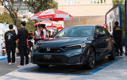 Honda mang dàn xe khủng đến phố đi bộ Hồ Gươm: Đủ loại ô tô, xe máy, có cả xe cắt cỏ