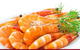 Vì sao tôm sống màu xanh xám nhưng khi nấu chín có màu đỏ?