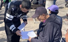 Ông lão U70 đến ngân hàng chuyển tiền, giao dịch viên lập tức báo cảnh sát liền được khen thưởng