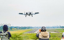 Máy bay cường kích A-10 Thunderbolt II hạ cánh xuống sân bay Gia Lâm