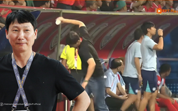 HLV Kim Sang-sik nổi giận, ném chai nước vì học trò và chia sẻ trái ngược trong phòng họp báo