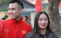 "Tóm dính" hot girl bóng đá Hoàng Thị Loan và bạn trai tin đồn đến sân cổ vũ ĐT Việt Nam gặp Singapore