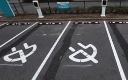 Các nhà sản xuất ô tô châu Âu giảm giá xe điện, tăng giá xe xăng