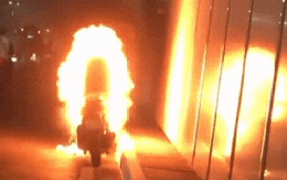 Clip: Bàng hoàng xe máy SH bốc cháy ngùn ngụt giữa hầm Thủ Thiêm, người điều khiển kịp thời làm ngay 1 việc