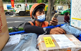 Cảnh trái ngược sát Tết: Nơi hàng hoá chất cao như núi, nơi khoe đơn đi như thác lũ, tài xế kiếm đậm