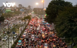 Người dân mệt mỏi khi tham gia giao thông dịp cận Tết tại Hà Nội