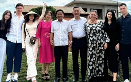 Gia đình thủ môn Lâm Tây chính thức gặp mặt gia đình Yến Xuân, hai ông "thông gia tương lai" có hành động gây chú ý