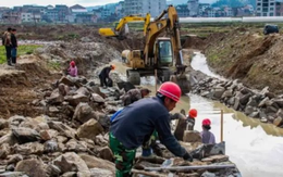 Cả công trường dừng thi công khẩn cấp vì máy xúc đào trúng "lu sắt" khổng lồ: Cảnh sát lập tức phong tỏa hiện trường