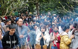 Nghìn người đổ về Đền Hùng đi lễ đầu năm