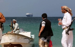 Houthi tập kích tàu Anh trên Biển Đỏ, Mỹ tấn công điện tử tàu tình báo của Iran