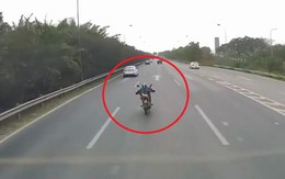 [CLIP] Nam thanh niên ‘diễn xiếc’ nằm trên xe máy ở Đại lộ Thăng Long