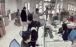 Cướp ngân hàng ở Nghệ An: Đối tượng cầm dao và vật liệu nghi là thuốc nổ đe dọa nhân viên đưa tiền