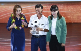 Quả bóng vàng 2023: Các khoảnh khắc ấn tượng, ba mẹ nhận giải thay Huỳnh Như