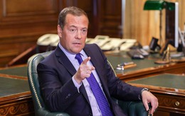 Mỹ giáng 500 lệnh trừng phạt Nga, ông Medvedev "hiến kế" đáp trả