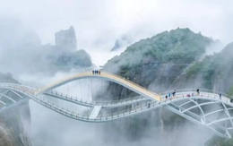 Cầu kính độc lạ uốn lượn giữa trời mây ở Trung Quốc