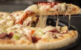 Ăn pizza để qua đêm, cô gái phải phẫu thuật não khẩn cấp