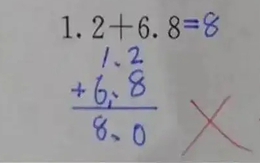 Con làm toán "1,2 + 6,8 = 8" bị cô giáo gạch sai, phụ huynh đi kiện nhưng xấu hổ khi nghe đáp án