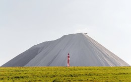 Kỳ lạ ngọn núi ở Đức: Cao 530m, nặng 300 triệu tấn, du khách khi trở về đều cầm theo 1kg thứ này