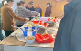 Ngăn dân rượu chè cuối năm, quan chức Trung Quốc đổ muối vào món ăn gây bức xúc