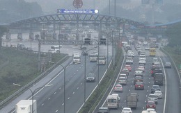 Ôtô xếp hàng dài 2 km để vào cao tốc Pháp Vân - Cầu Giẽ rời Thủ đô