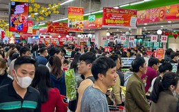 Khách 'quây' kín siêu thị, sắm sửa đón Tết Giáp Thìn 2024