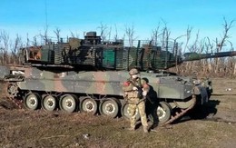 Bất ngờ bức ảnh lính Nga đứng cạnh chiếc Leopard 2A6 nguyên vẹn