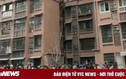 Bà nội, bà ngoại mải đánh bài, cậu bé Trung Quốc rơi từ tầng cao xuống, tử vong