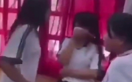 Nữ sinh lớp 6 đánh bạn dã man ngay lớp học vì hỏng son môi