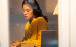 Vừa nghe con gái kêu than vài câu, bố mẹ chồng tôi đã vội rút hết tiền dưỡng già cho luôn