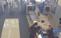 Nữ nhân viên sân bay lao nhanh như chớp đỡ cháu bé bị ngã từ bàn cao