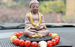 Đặt tượng Phật trên xe ô tô như thế nào khi mong cầu may mắn, bình an?