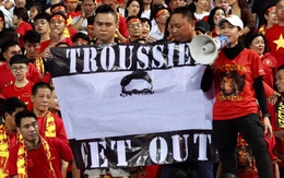 CĐV Việt Nam thất vọng, căng cờ đòi sa thải HLV Troussier ngay trên sân Mỹ Đình