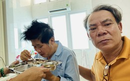 Hình ảnh nghệ sĩ Phước Sang sau đột quỵ: Già đi trông thấy nhưng đã khỏe hơn, có thể tự ăn