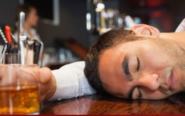 Tửu lượng kém khiến mặt đỏ sau uống rượu bia?