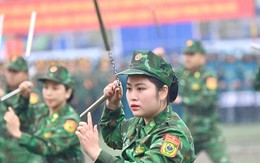Những nữ chiến sĩ biên phòng xinh đẹp biểu diễn võ thuật, khí công