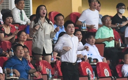 Hoa hậu Đỗ Mỹ Linh và chồng chủ tịch CLB Hà Nội ăn mừng hụt, nàng hậu biểu cảm cực dễ thương khi hiếm hoi xuất hiện ở SVĐ