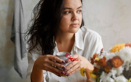 Tặng quà 8/3 cho mẹ đẻ, tôi chết sững với phản ứng thái quá từ bà