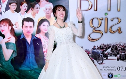 Mặc váy như cô dâu trong ngày ra mắt phim, Phi Thanh Vân nói gì về chuyện lên xe hoa lần 3?