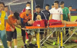 Thủ môn tuyển Việt Nam gục xuống bất tỉnh trên sân, phải đưa đi cấp cứu