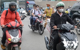 Con vi phạm giao thông, mẹ nhắn: "Kệ, con cứ ngồi đấy là họ sẽ thả”