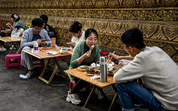Trào lưu ‘nằm thẳng’ chưa hết nguội, giới trẻ Trung Quốc chuyển sang lối sống tằn tiện khi áp lực kinh tế bủa vây, có người chọn ở tại chùa để tiết kiệm chi phí